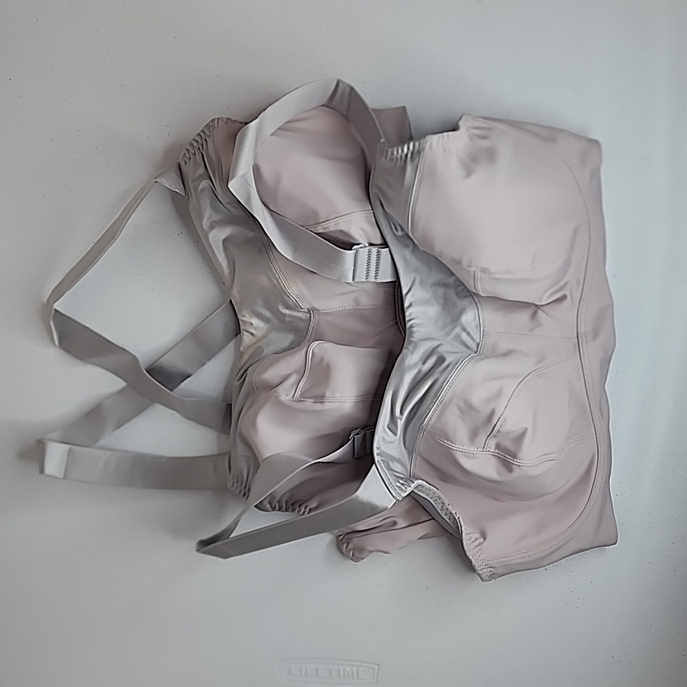 Pair of BROOKS Moving comfort Embody sports bra 34F light gray